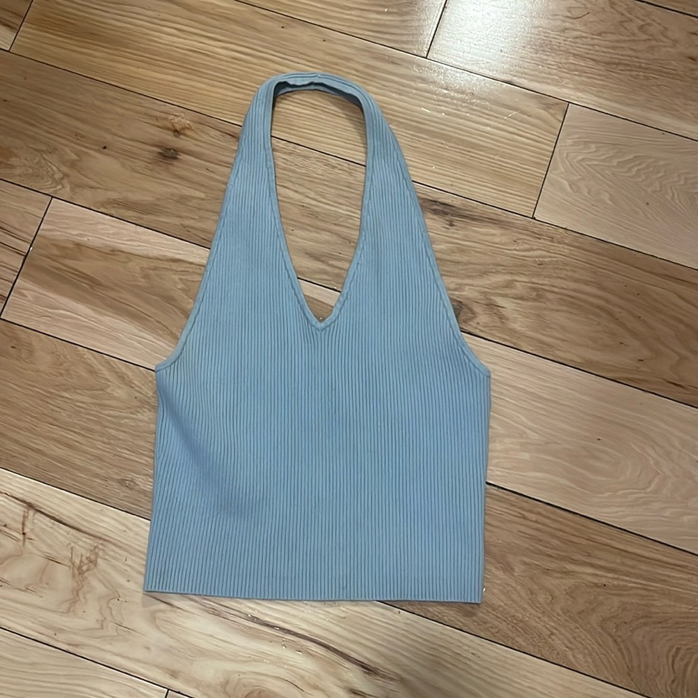 Ribbed halter top.